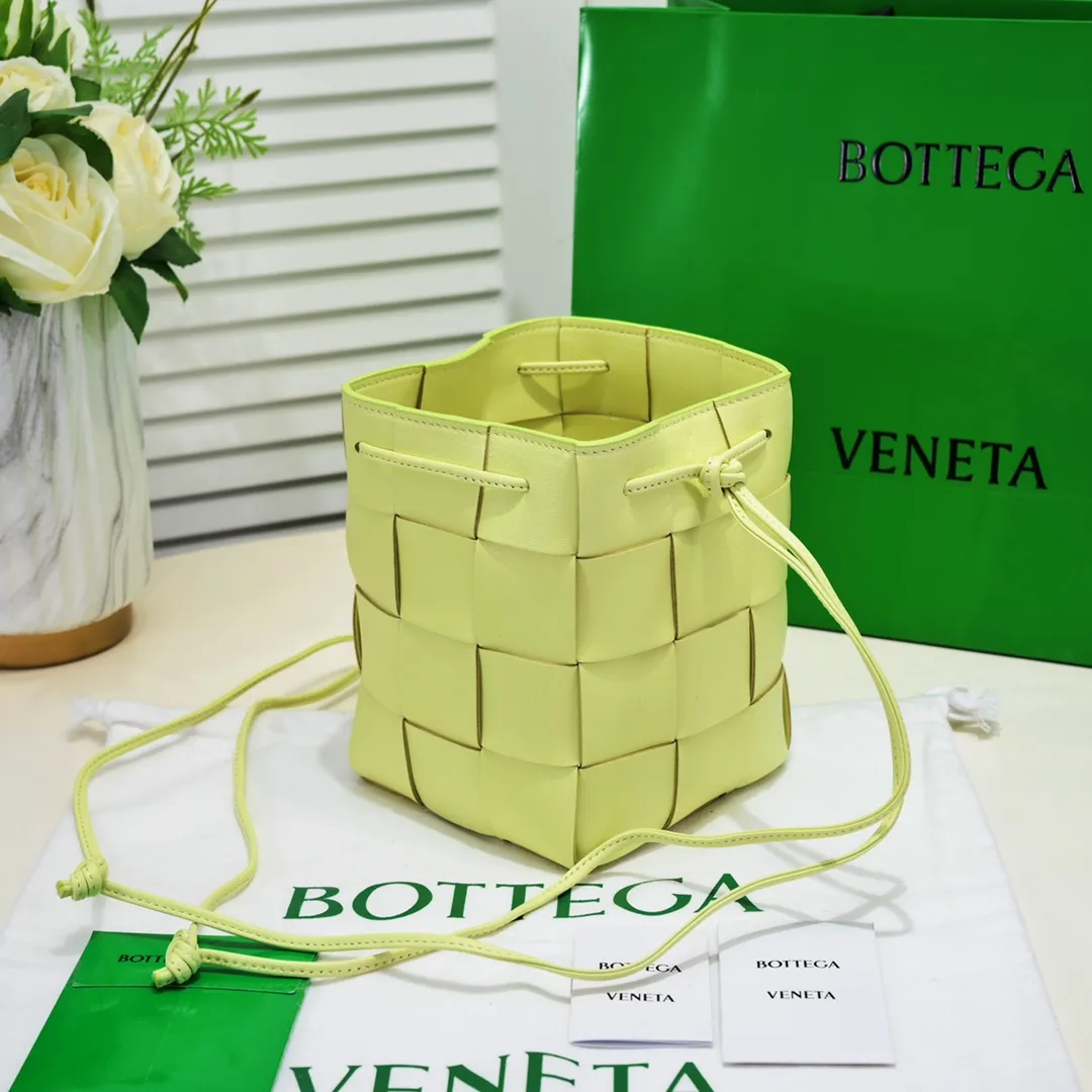 Large lemon yellow 🔻Bottega veneta* new woven small bucket bag latest series # The square bag shape is matched with classic woven elements, drawstring design, minimalism, and has a very large capacity. Every color is beautiful, it is simple and elegant but has a cool style. It can be used by both men and women, and the upper body is fashionable and classy! Style number: 6612# Large size; 19cm